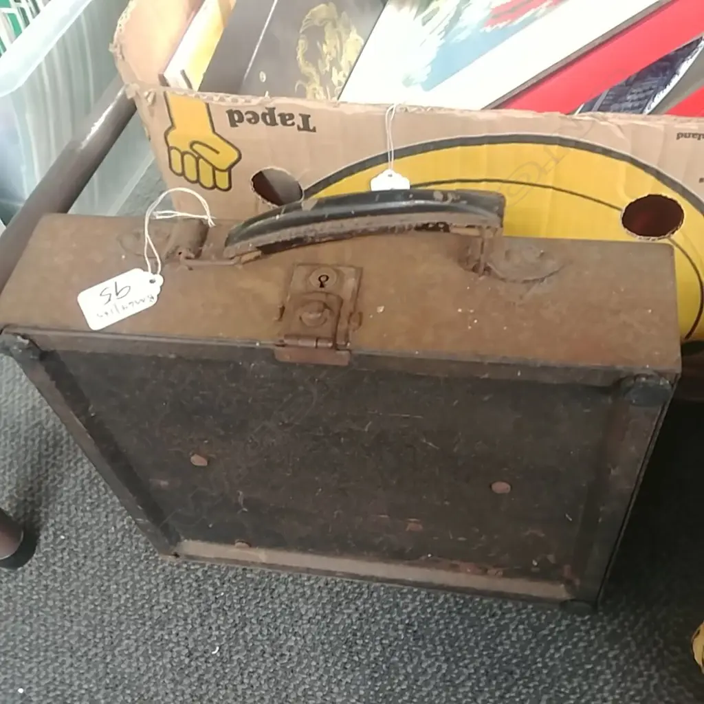 CASED VINTAGE TYPEWRITER Image 1++