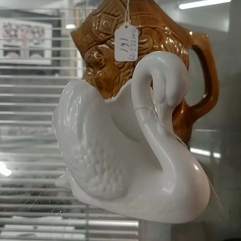 SMALL CROWN LYNN SWAN Image 1++