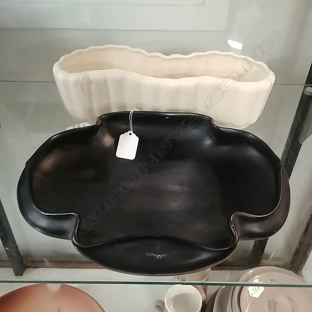 CROWN LYNN WHITEWARE VASE + BLACKCENTRAL PC IN STAND Image 1++