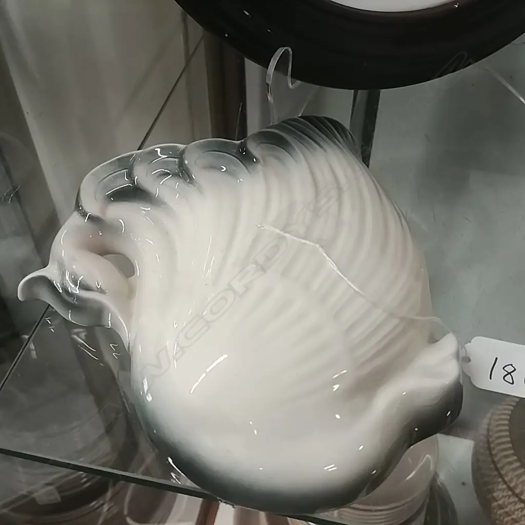TITIAN STUDIOS WALL VASE Image 1++