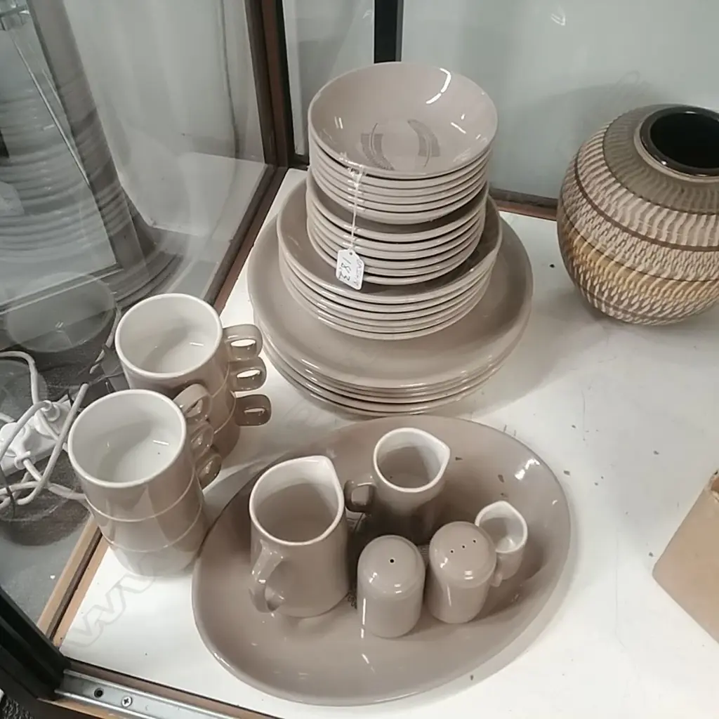 CROWN LYNN 6 PLACE SETTING, REFLECTIONS Image 1++