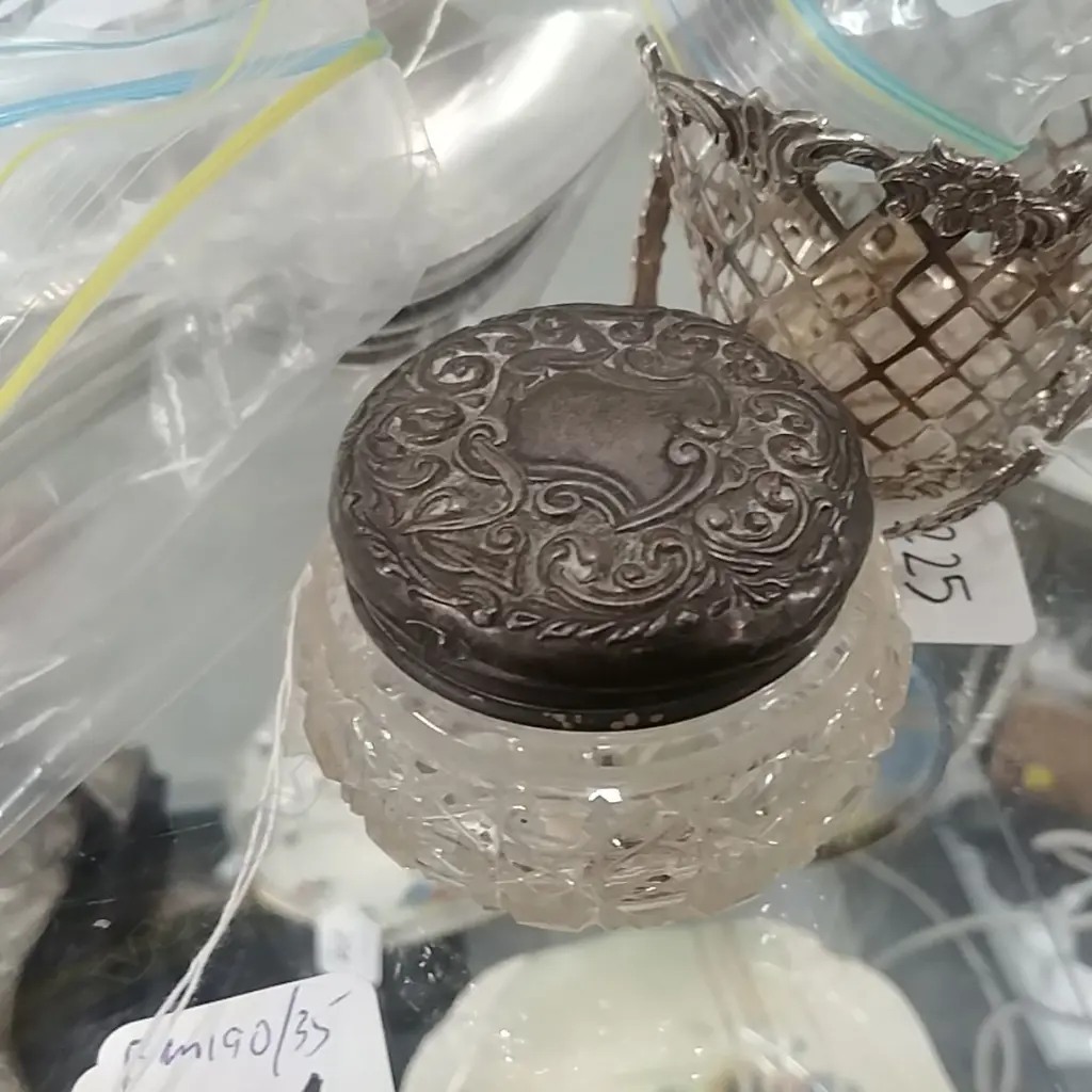 STG TOPPED CRYSTAL JAR Image 1++