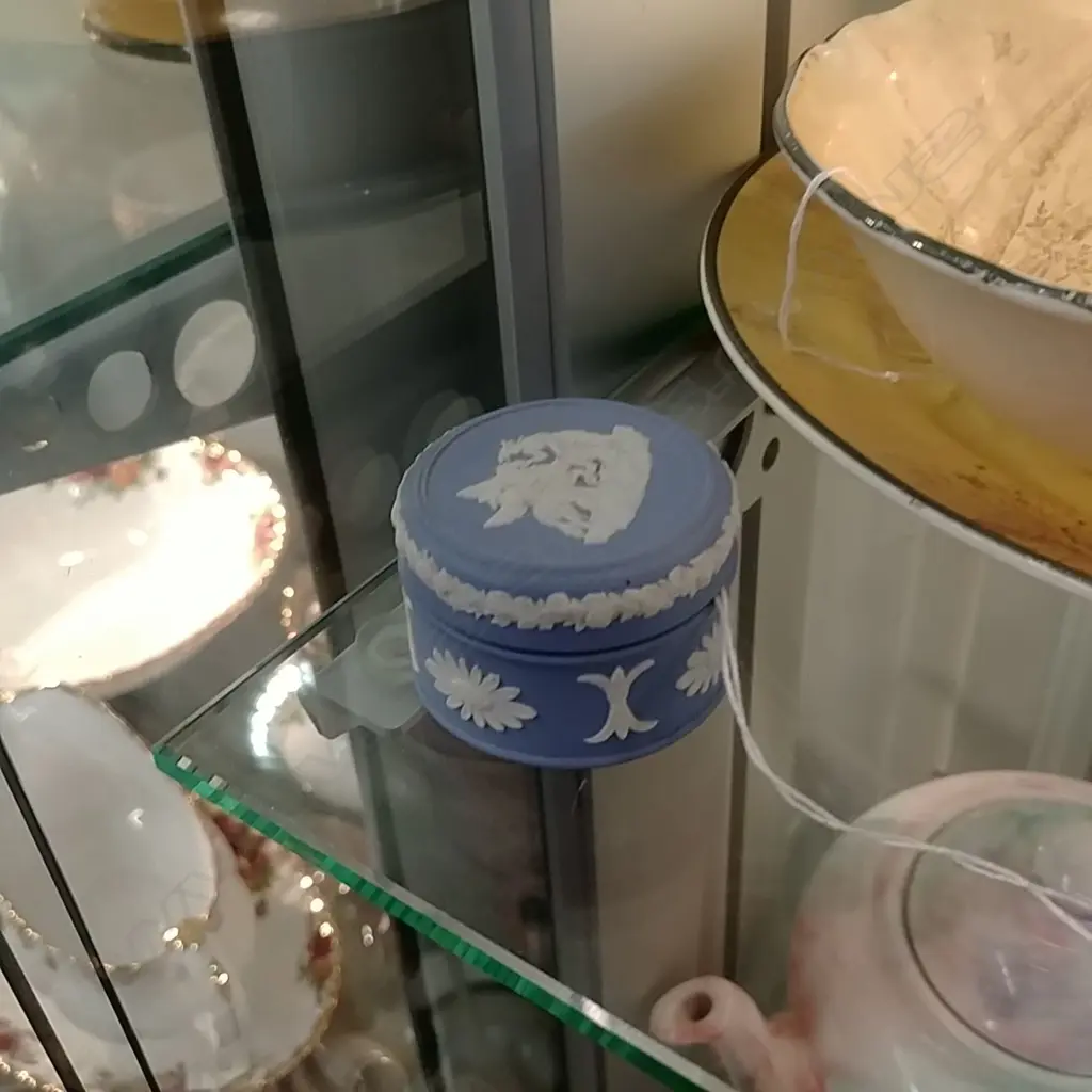 SMALL JASPERWARE POT + CONTENTS  Image 1++