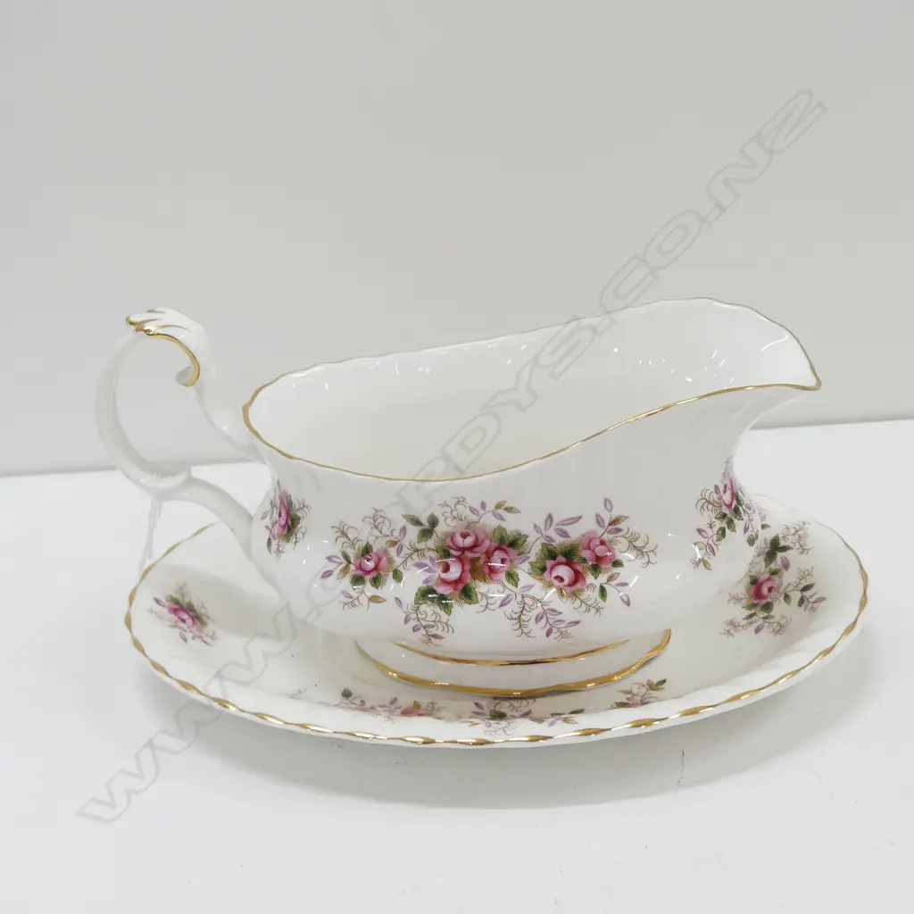 R/ALBERT LAVENDER ROSE GRAVY BOAT & SAUCER. SAUCER L. 210MM Image 1++