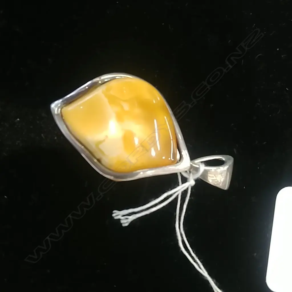 LEAF FORM AMBER & SILVER PENDANT Image 1++