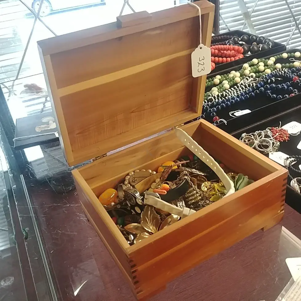 SMALL WOOD BOX COSTUME JEWELLERY Image 1++