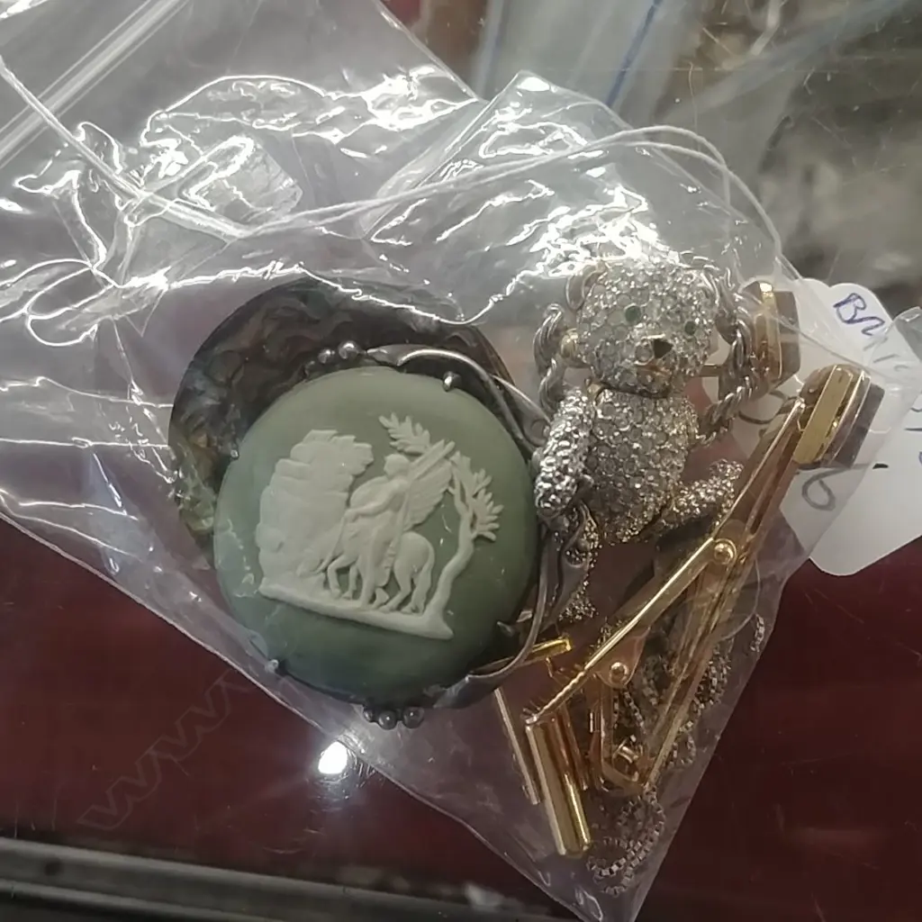 ASST LOT WEDGWOOD BROOCH/TEDDY ETC Image 1++