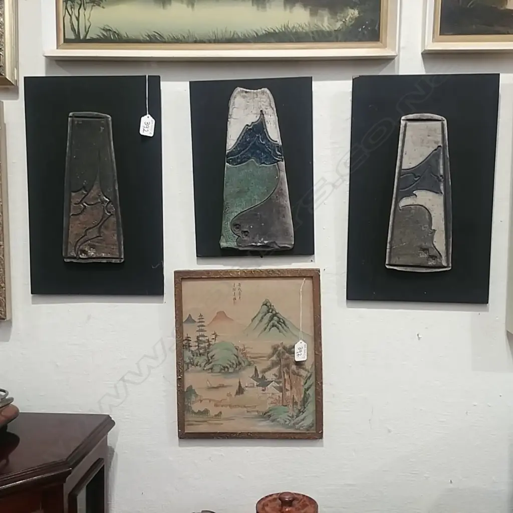 3 CERAMIC CHINESE ARTWORKS + PAINTING ON FABRIC  Image 1++