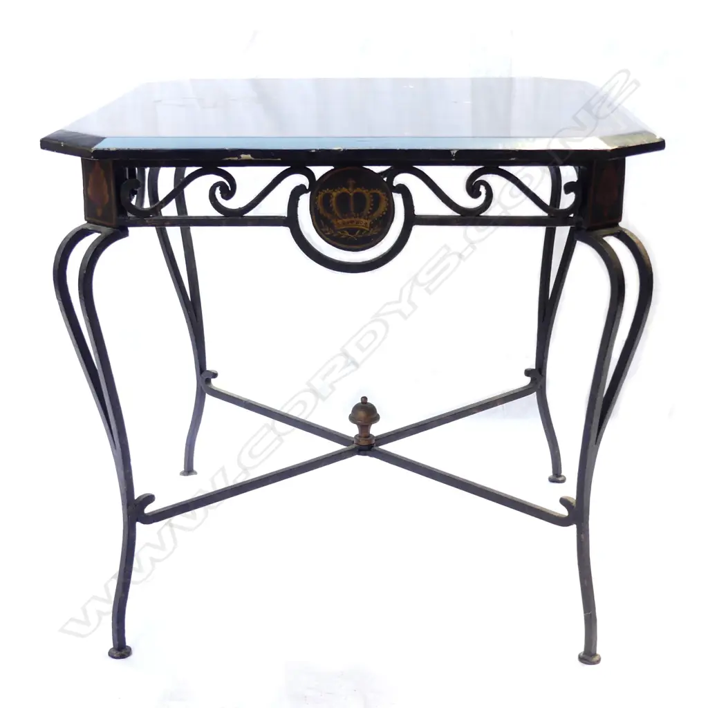 A French style occasional table Image 1++
