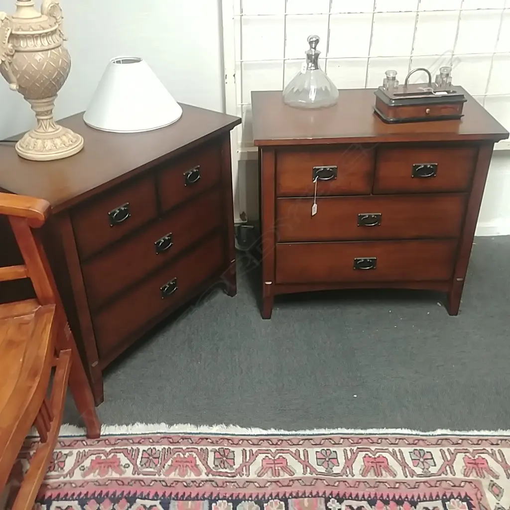 PAIR OF BEDSIDE CABINETS Image 1++