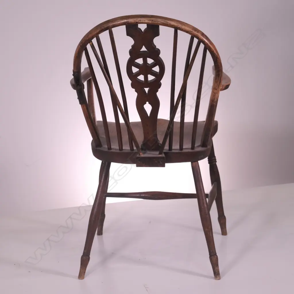 TWO 19TH CENTURY ELM WINDSOR CHAIRS Image 1++