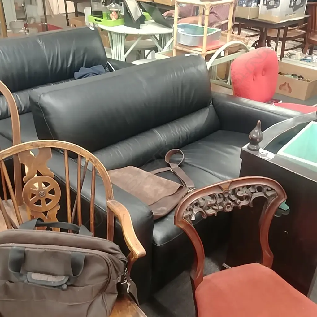 BLACK LEATHER TWO SEATER COUCH Image 1++
