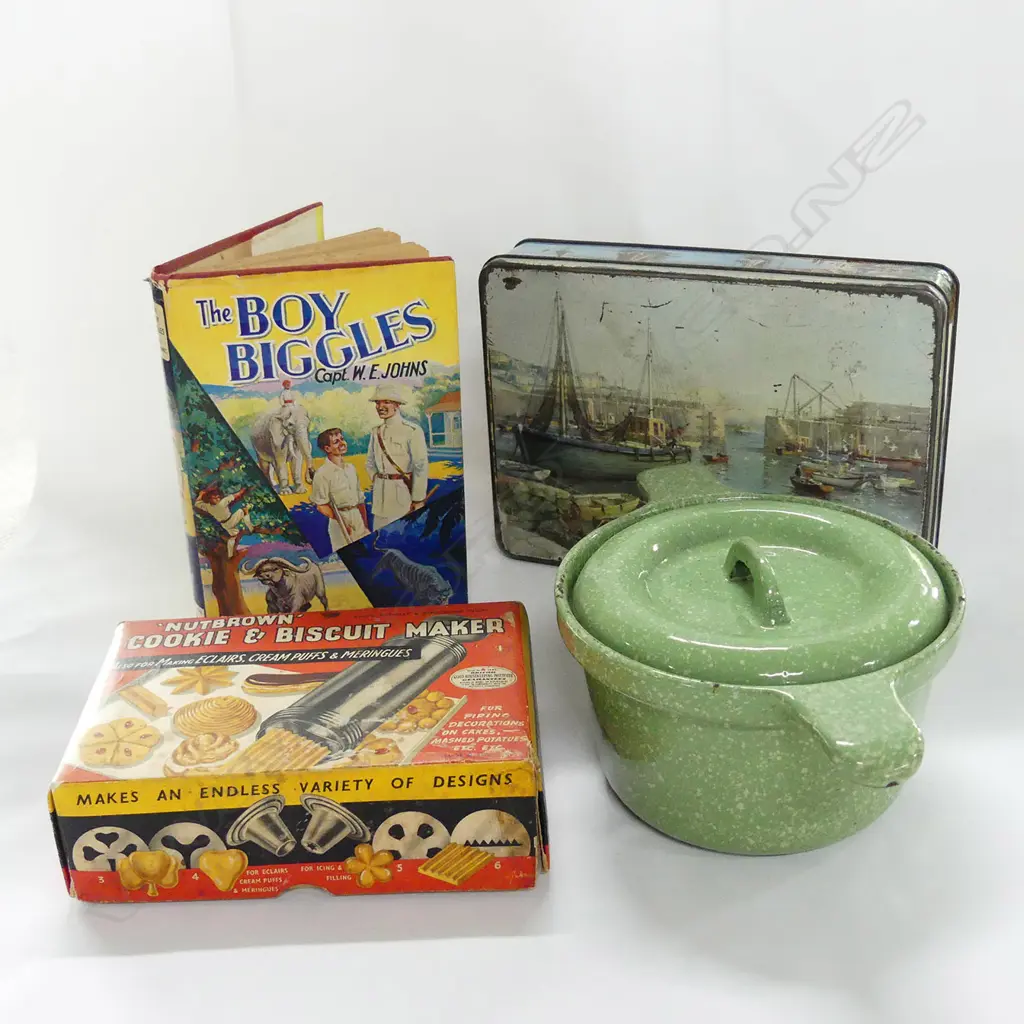 OLD GREEN ENAMEL OVEN DISH, TIN, BOXED SET, BOOK Image 1++