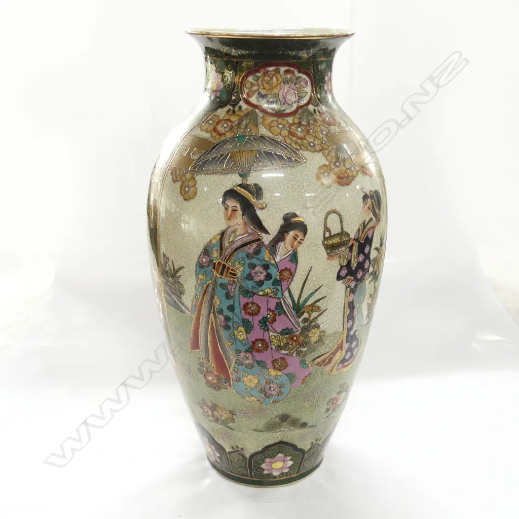LGE JAPANESE SATSUMA VASE WOMAN FLORALS GILT Image 1++
