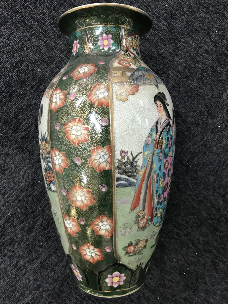 LGE JAPANESE SATSUMA VASE WOMAN FLORALS GILT Image 1++