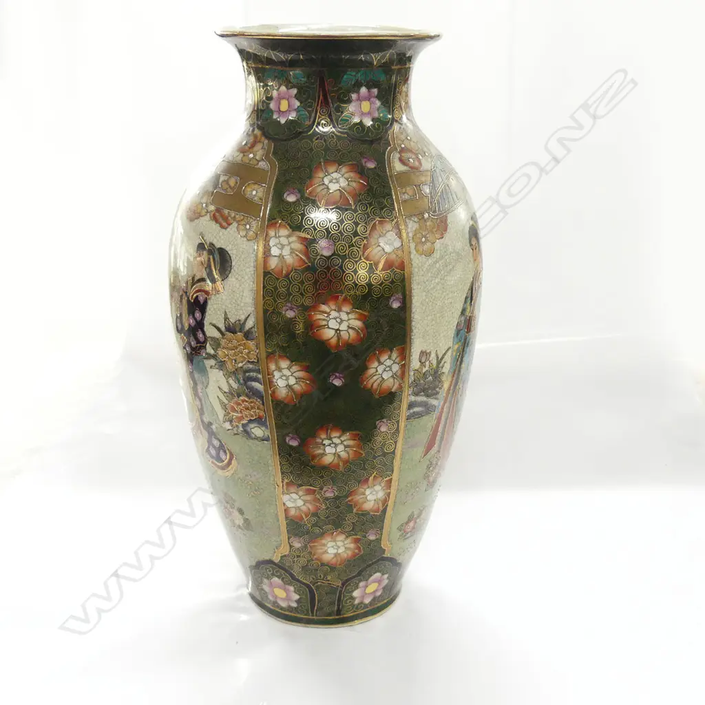 LGE JAPANESE SATSUMA VASE WOMAN FLORALS GILT Image 1++