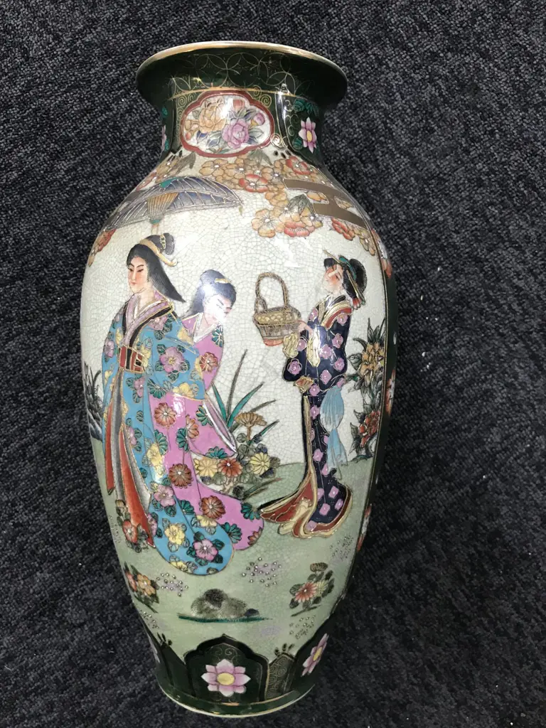 LGE JAPANESE SATSUMA VASE WOMAN FLORALS GILT Image 1++