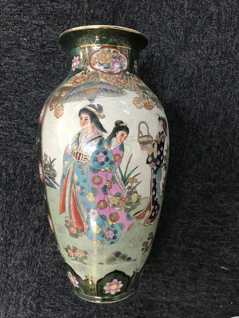 LGE JAPANESE SATSUMA VASE WOMAN FLORALS GILT Image 1++