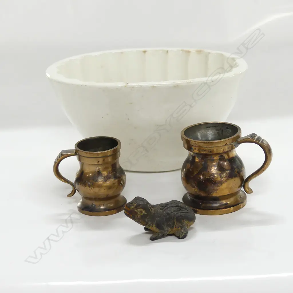OLD JELLY MOLD, 2 BRONZE MUGS + FROG Image 1++