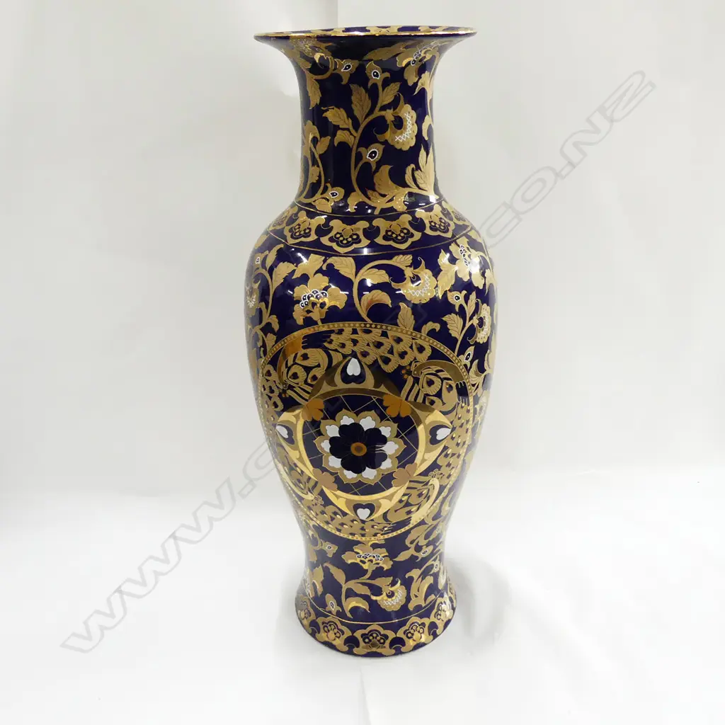 LGE CHINESE VASE GILT ON COBALT Image 1++