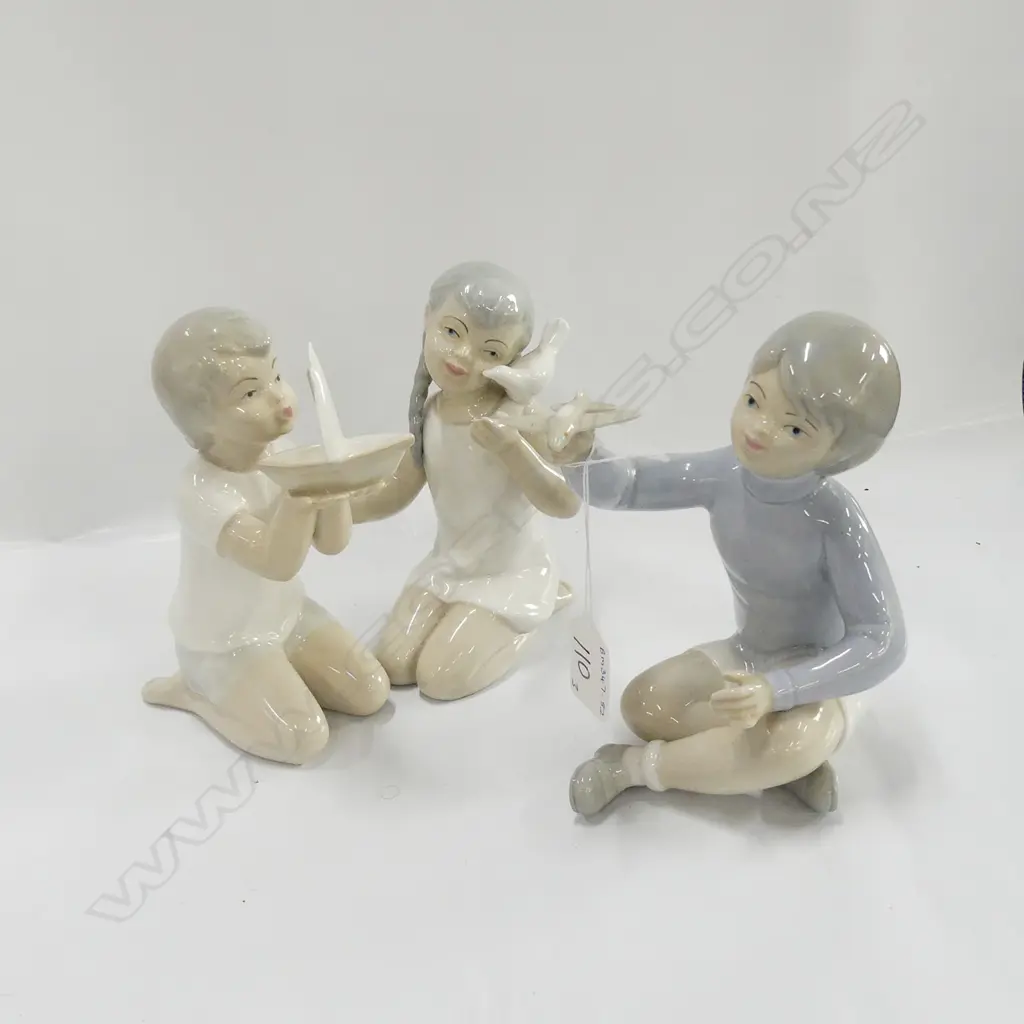3 LLADRO TYPE FIGURINES Image 1++