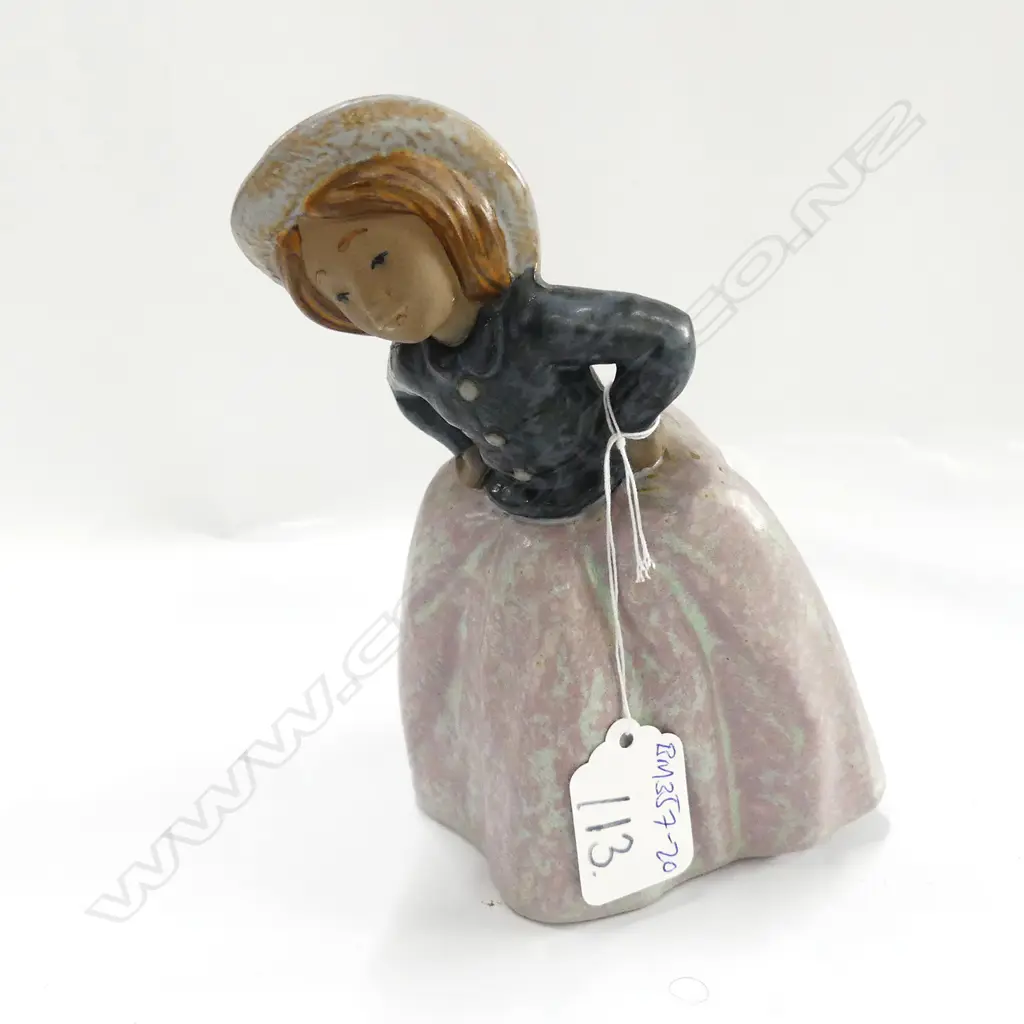 NAO FIGURE GIRL STANDING HANDS ON HIPS Image 1++