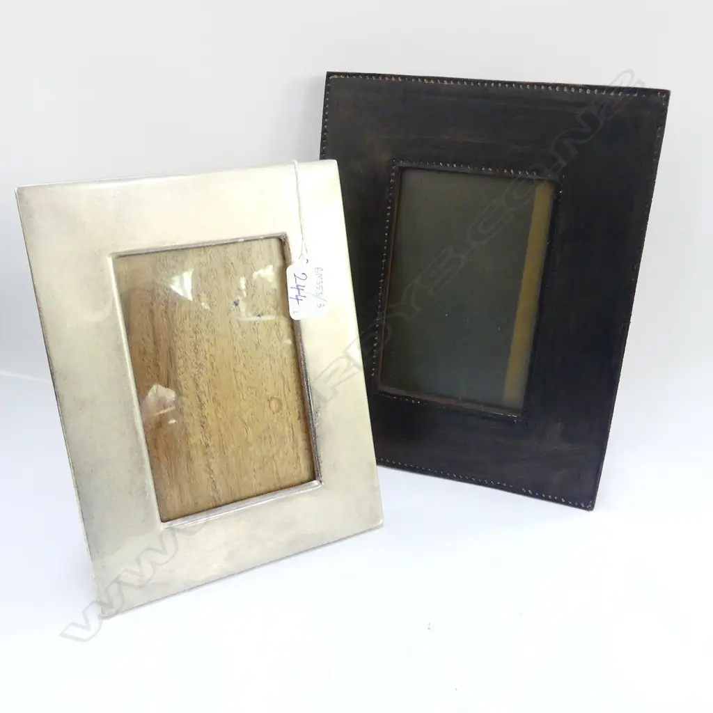 2 PICTURE FRAMES Image 1++