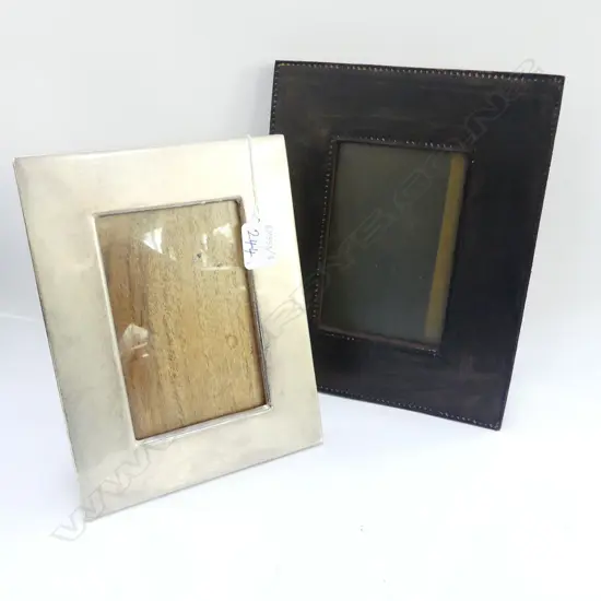 2 PICTURE FRAMES