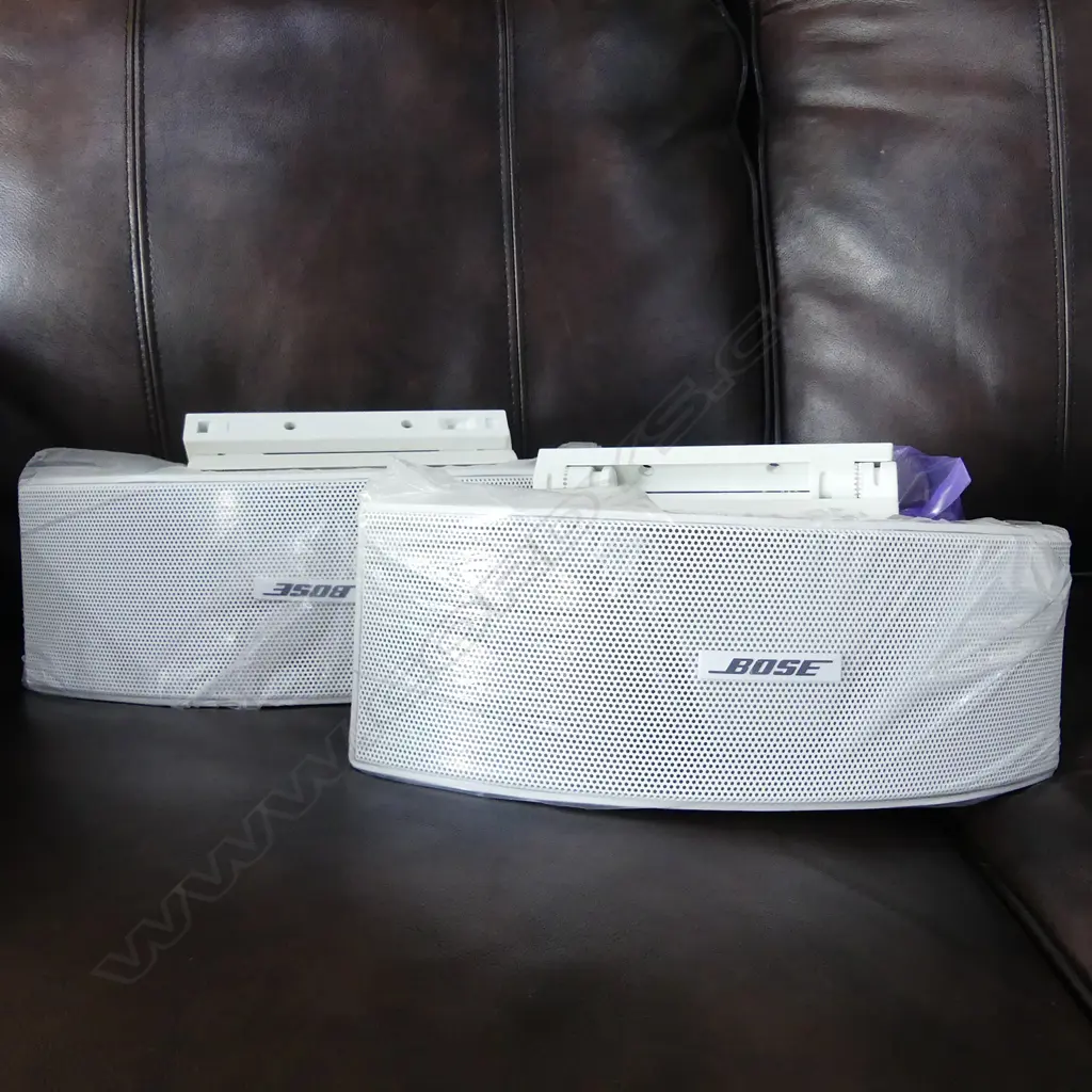 PAIR  OF WHITE BOSE OUTDOOR SPEAKERS Image 1++