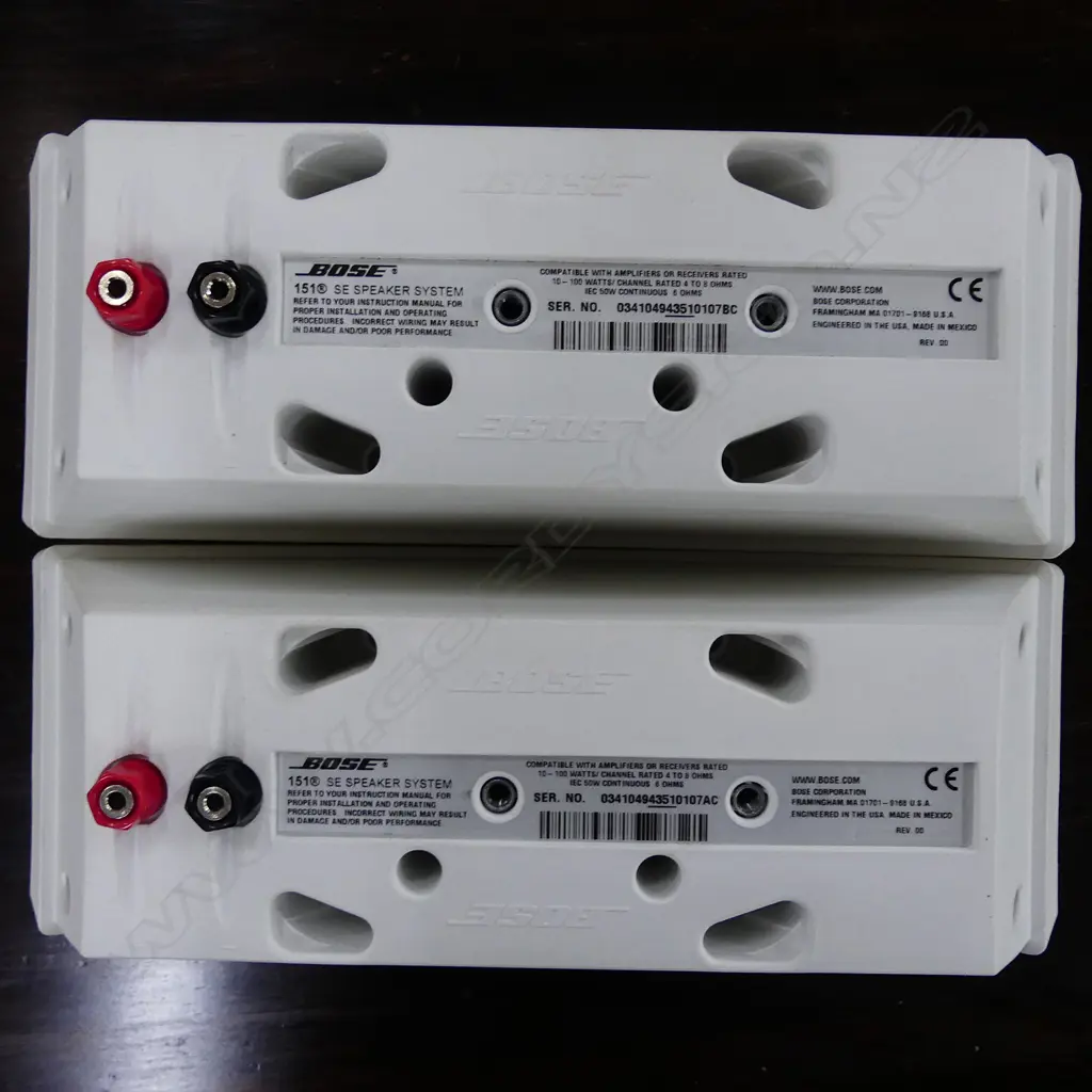 PAIR  OF WHITE BOSE OUTDOOR SPEAKERS Image 1++