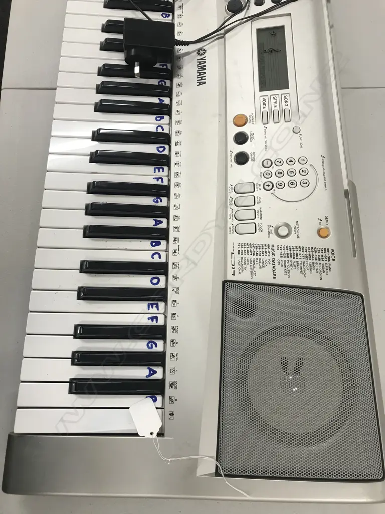 YAMAHA ELECTRONIC KEYBOARD AND STAND & CASE Image 1++