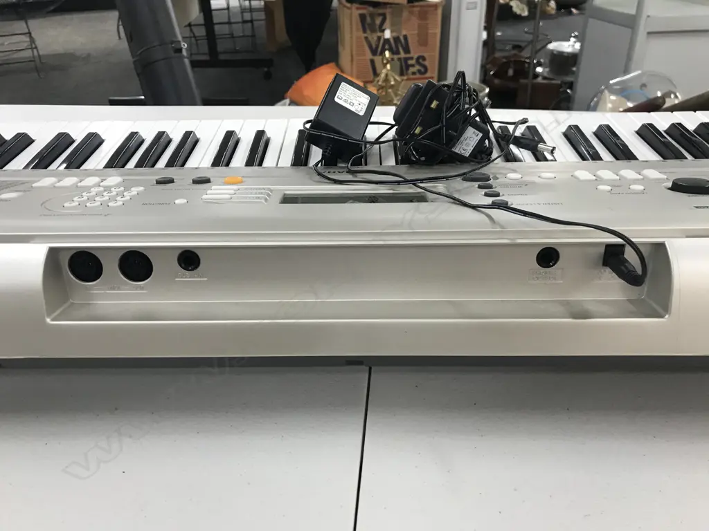 YAMAHA ELECTRONIC KEYBOARD AND STAND & CASE Image 1++