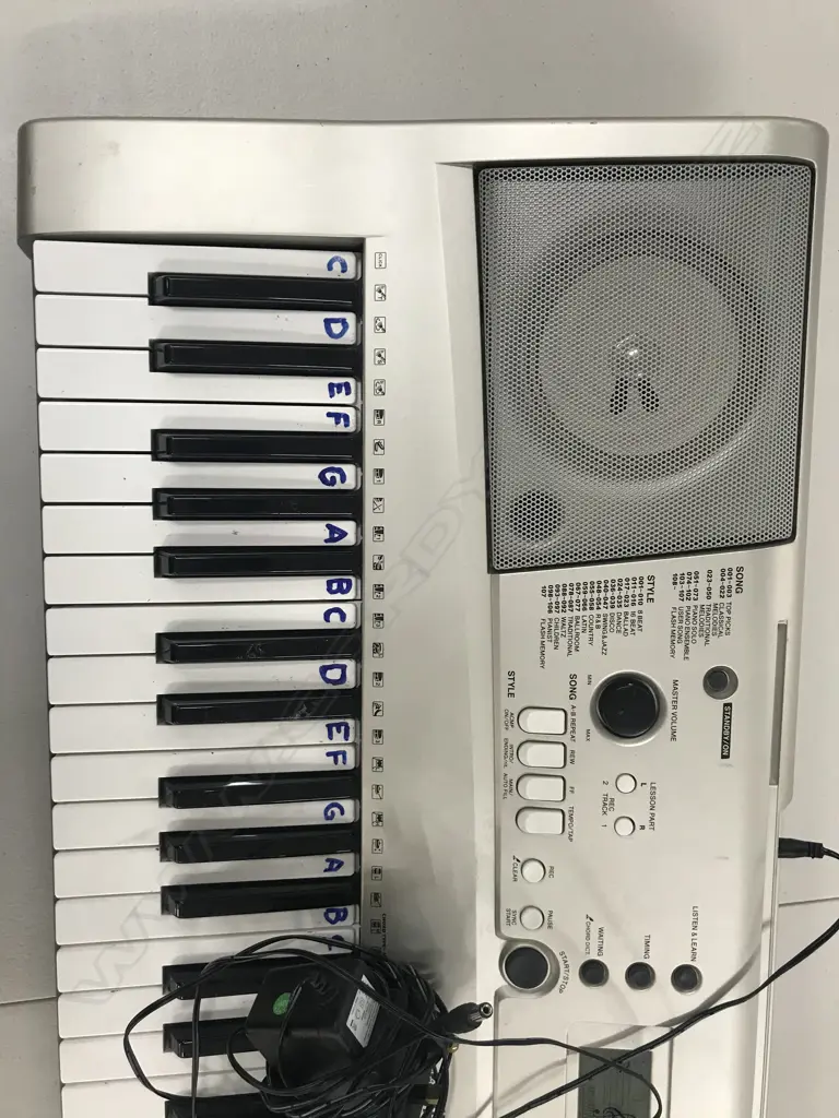 YAMAHA ELECTRONIC KEYBOARD AND STAND & CASE Image 1++