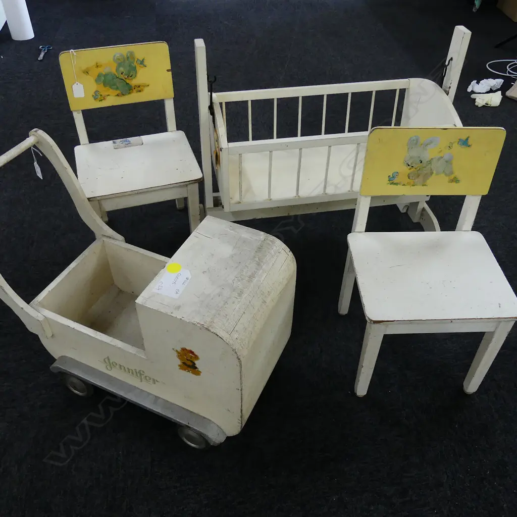 VINTAGE DOLL ACCESSORIES - PRAM + BASSINET + 2 CHAIRS Image 1++