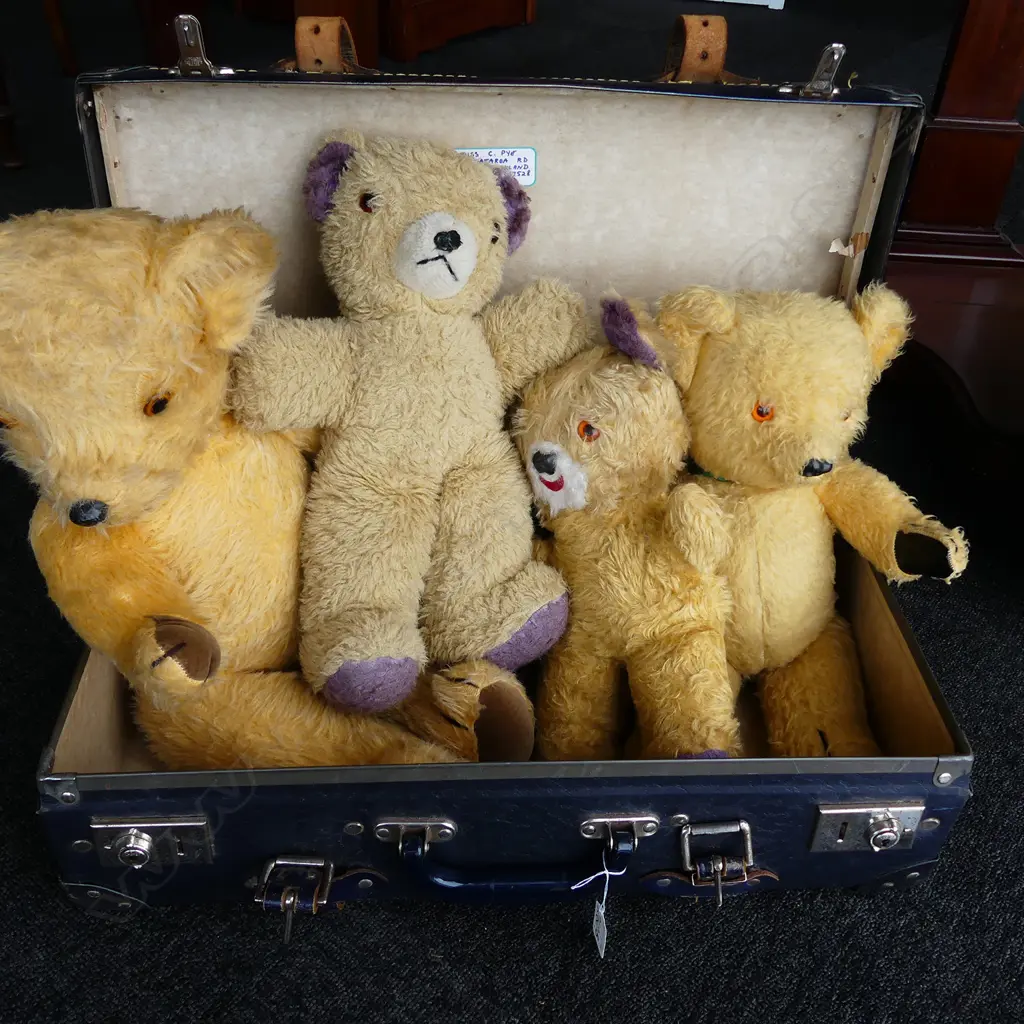 4 VINTAGE TEDDY BEARS IN TRAVEL SUITCASE  Image 1++