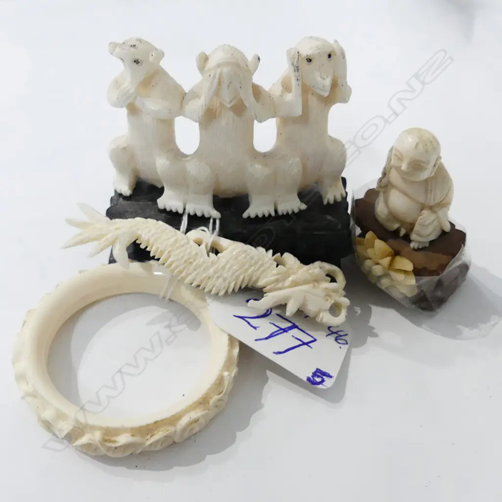 4 OLD CARVED IVORY SMALL ITEMS MONKEYS ETC Image 1++