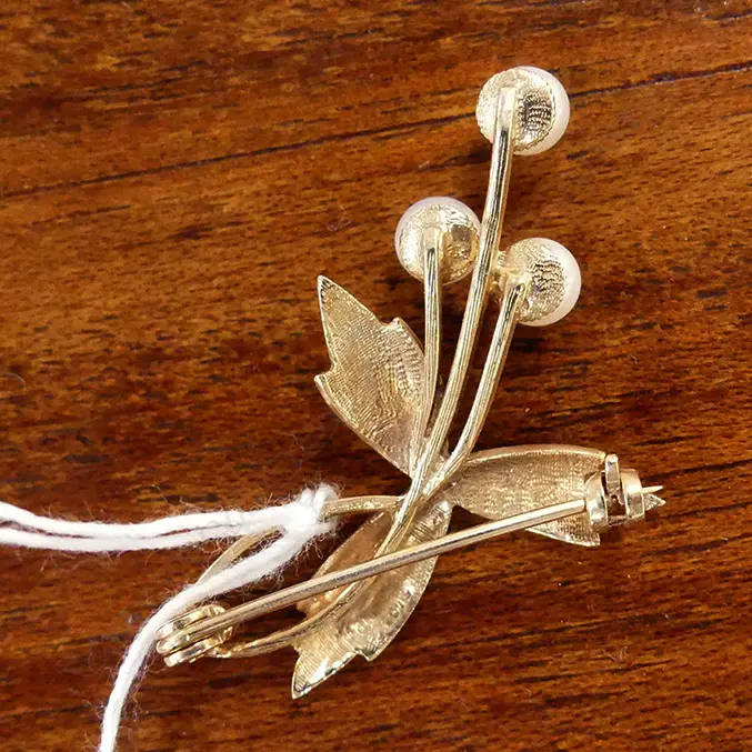 9CT & PEARL BROOCH Image 1++