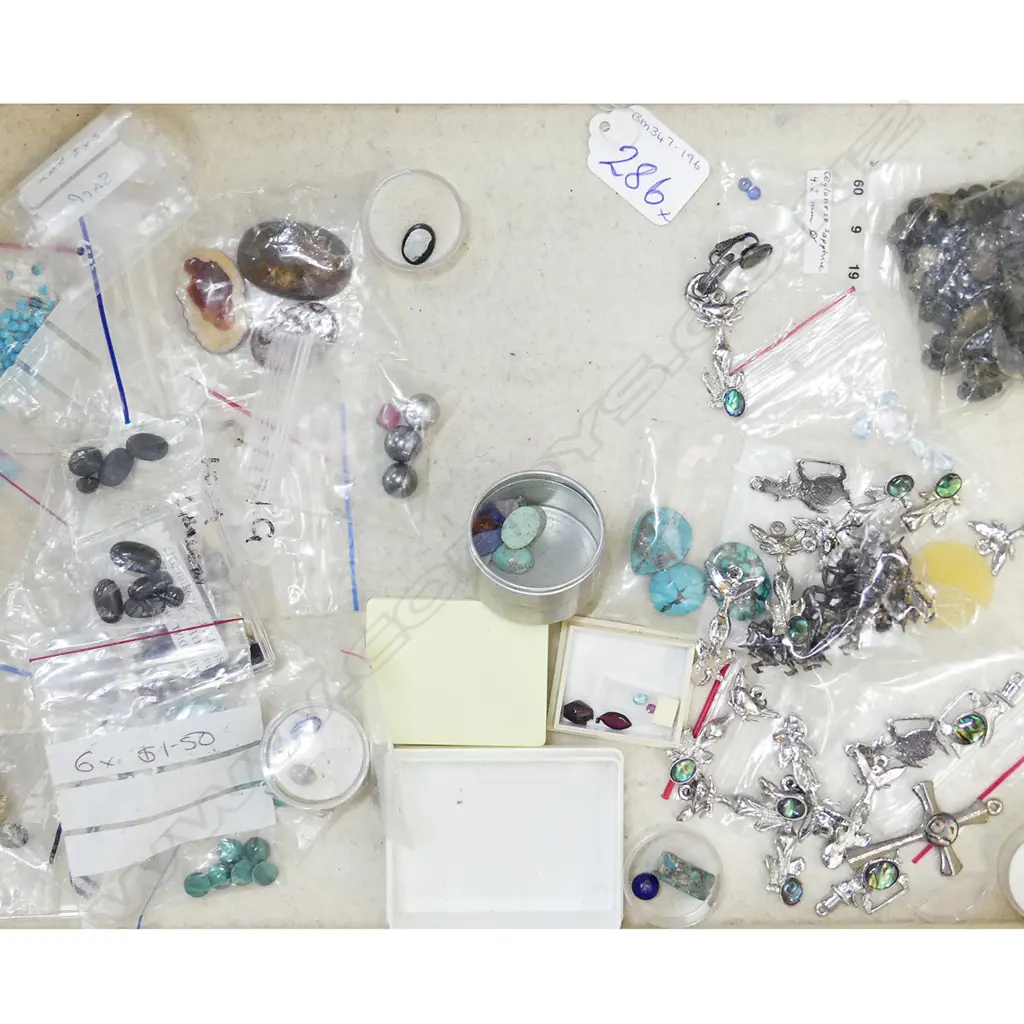 TRAY UNMOUNTED TURQUOISE & OTHER STONES, PENDANTS ETC Image 1++