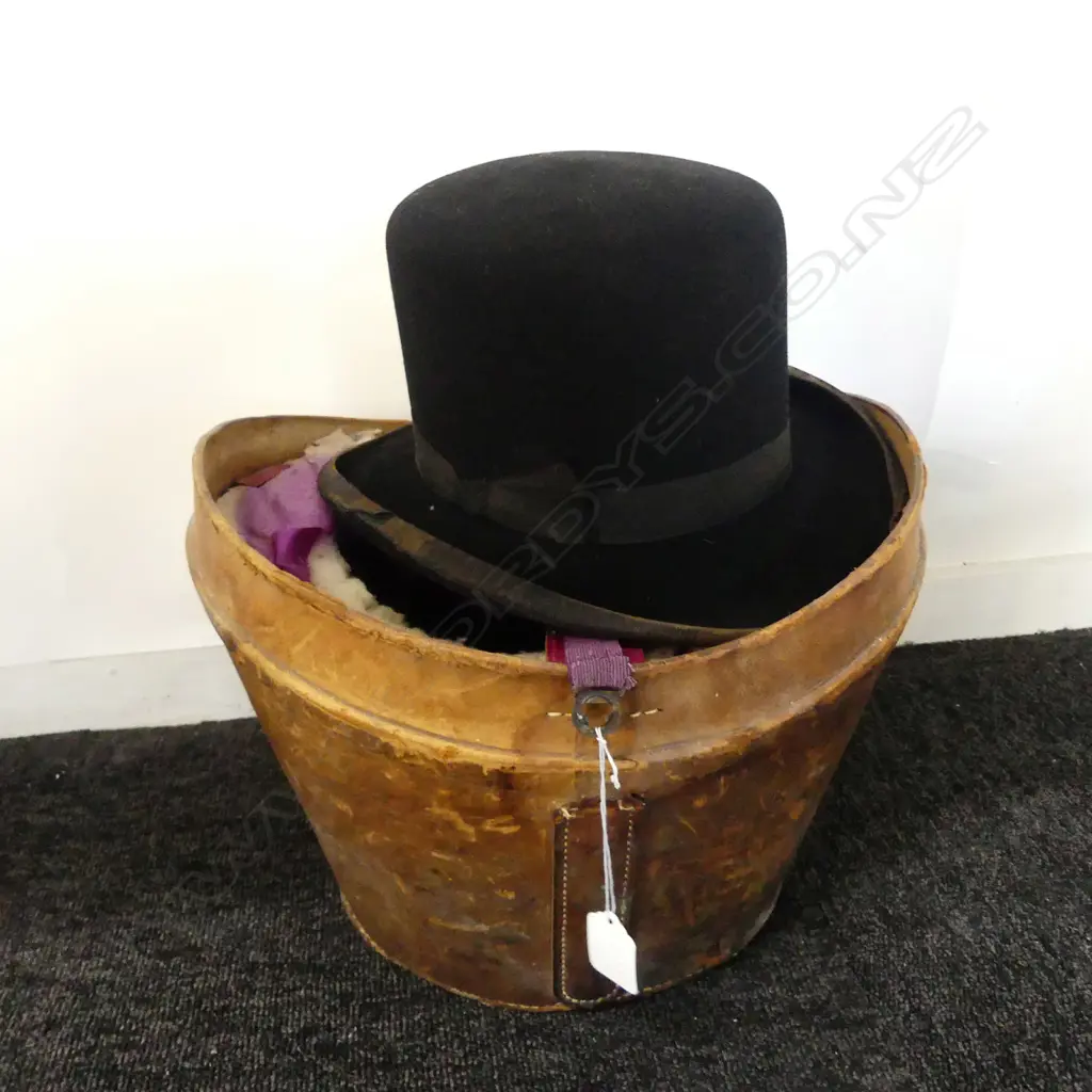 VICT TOP HAT IN LEATHER BOX Image 1++