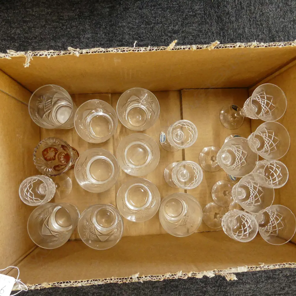 BOX OF GLASS/CRYSTAL ETC Image 1++