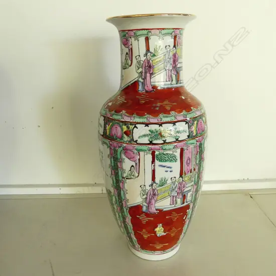 LGE CHINESE PORCELAIN VASE FAMILLE ROSE