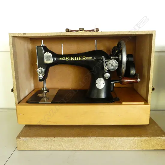 VINTAGE SINGER SEWING MACHINE HAND OPERATED