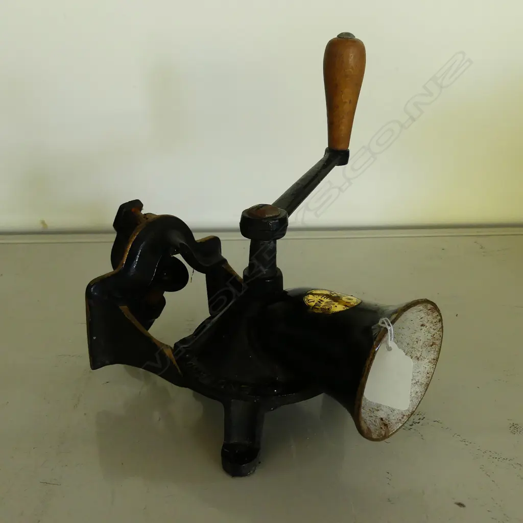 OLD ENGLISH SPONG & CO COFFEE GRINDER HAND OPERATED Image 1++