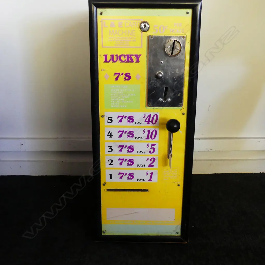 VINTAGE 'LUCKY 7'S' VENDING MACHINE COIN OPERATED Image 1++