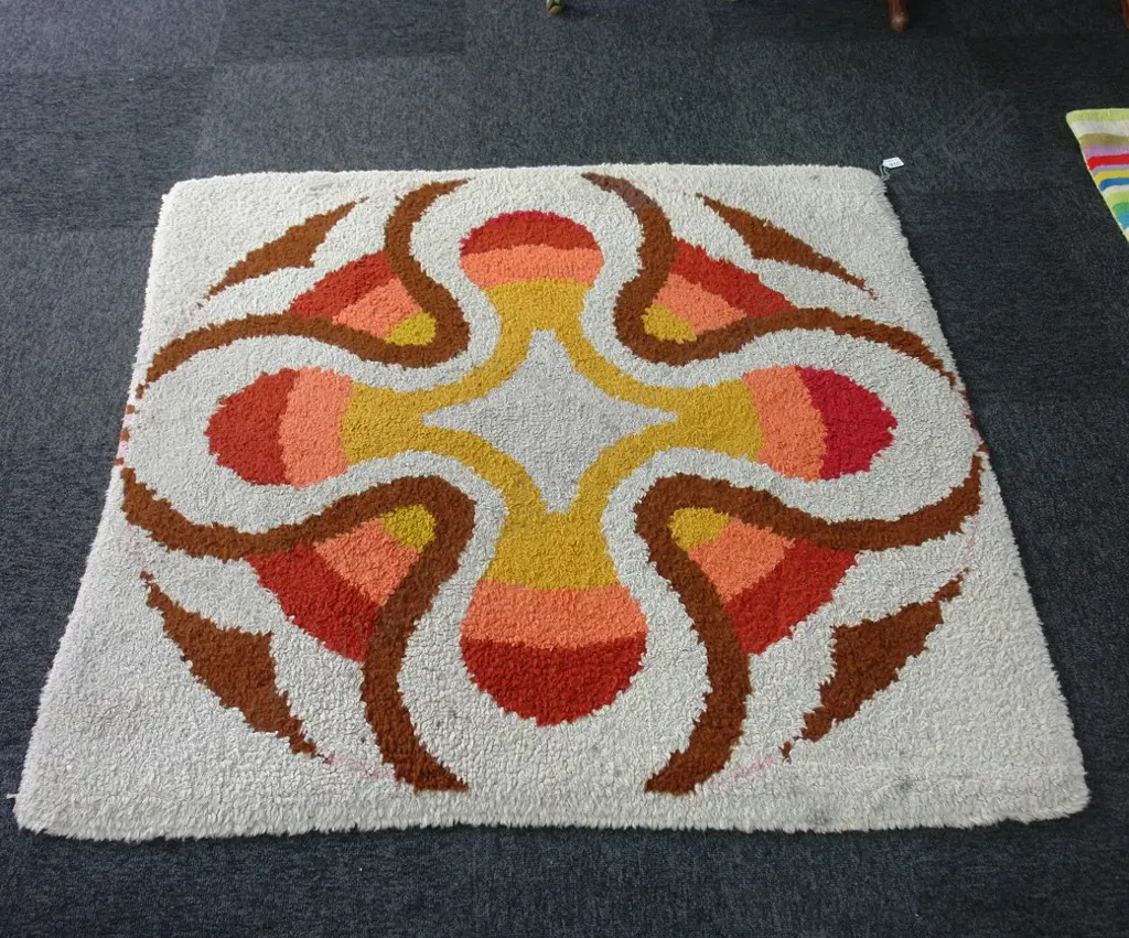 RETRO HAND TUFTED SQUARE RUG ORANGE & BROWN Image 1++