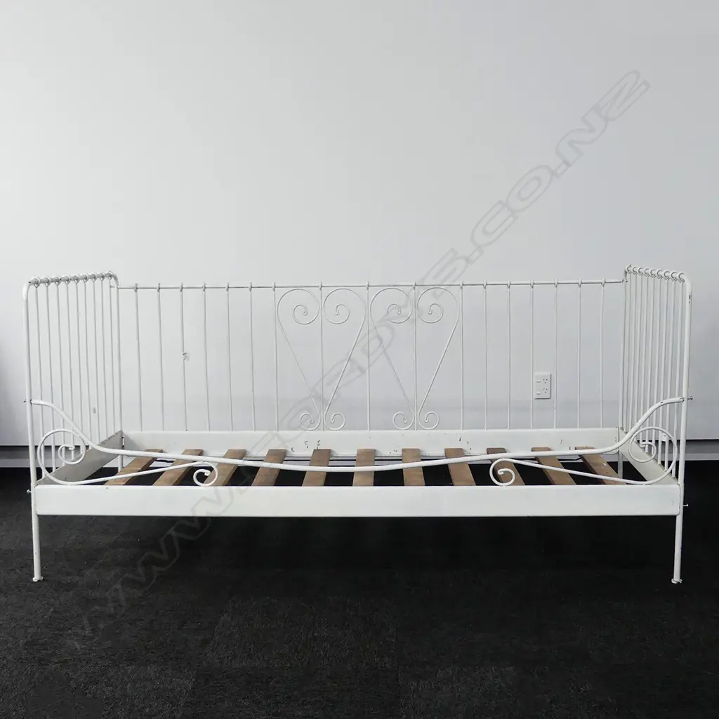 IRON DAY BED Image 1++