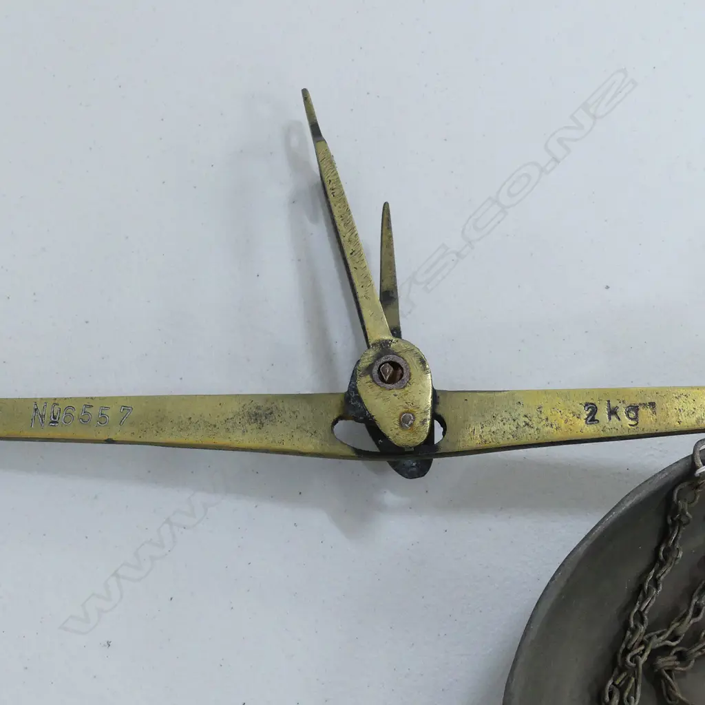 A PAIR OF BRASS HANGING SCALES, NO. 6557, 2KG D250MM Image 1++