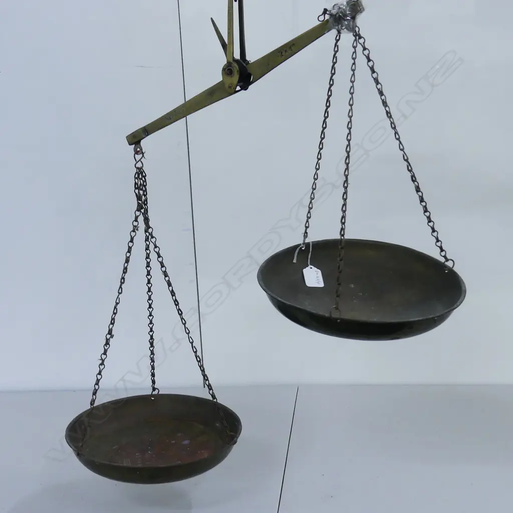 A PAIR OF BRASS HANGING SCALES, NO. 6557, 2KG D250MM Image 1++