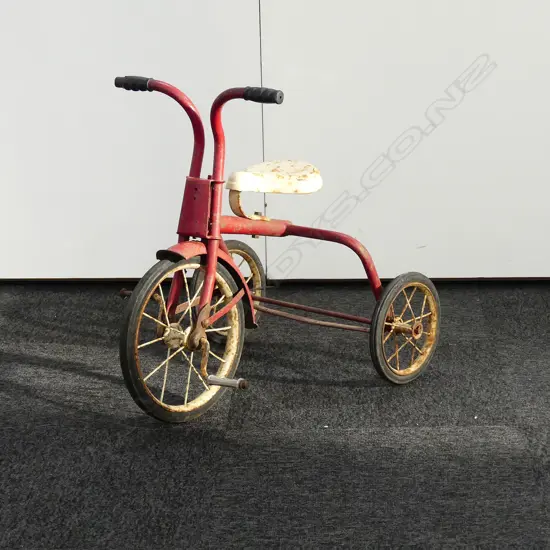 A SMALL VINTAGE CAST IRON TRICYCLE