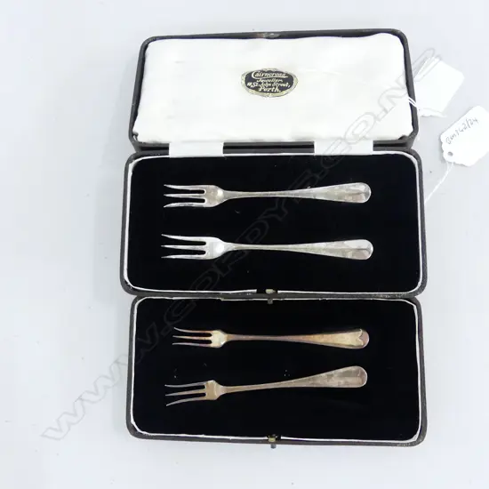 A PAIR OF CASED SETS OF 2 STERLING SILVER COCKTAIL FORKS W 41G